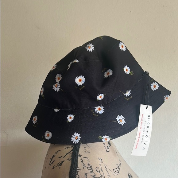 Alice + Olivia Daisy Reversible Bucket Hat NWT - Picture 3 of 13